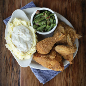 Fried chicken with mashed potatoes and green beans