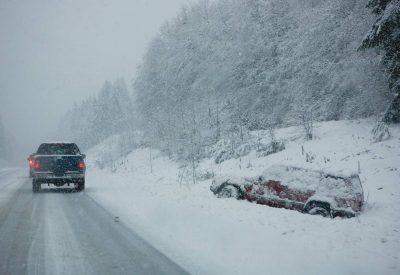 Snowy-road-accident_284467154